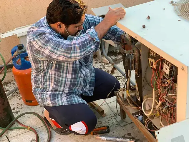 صورة من الأعمال نشرها فني تكييف هندي